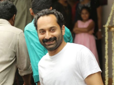 ഇത്രയ്ക്ക് സിംപിളായിരുന്നോ ആക്ടർ ഫഹദ് ഫാസിൽ, ലുങ്കിയും ബനിയനുമിട്ട് ഒരോണാഘോഷം!!, കാണൂ