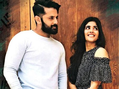 നിതിനൊപ്പം മേഘ്‌നയ്ക്ക് എന്താ യുഎസ്സില്‍ കാര്യം, കാളിദാസ് ജയറാമിന്റെ ആദ്യ നായികയും പെട്ടോ ?