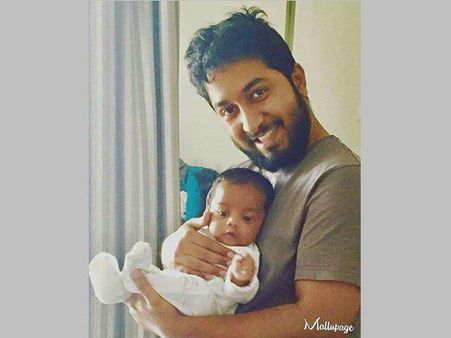 അച്ഛനെ കെട്ടിപ്പിടിച്ച് ഉറങ്ങുന്ന താരപുത്രന്‍, മകനെ വിട്ട് എങ്ങോട്ടുമില്ലെന്ന് താരവും, ചിത്രം വൈറല്‍