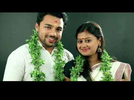 തുളസിമാലയും സിന്ദൂരവുമായി നവവധുവിനെപ്പോലെ അന്‍സിബ, മുരളി മേനോനെ വിവാഹം ചെയ്‌തോ?
