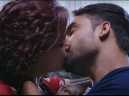 ടൊവിനോ തോമസ് അത് ചെയ്തു, പിയ ബാജ്‌പേയുമായി ചൂടന്‍ ലിപ് ലോക്ക്!!!, വീഡിയോ കാണൂ..