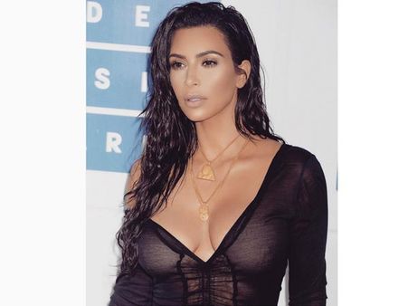 ഇനി മറയ്ക്കാനൊന്നുമില്ല, പൂര്‍ണ നഗ്നയായി മരത്തിന് മുകളില്‍ കിം കര്‍ദാഷിയാന്‍... ചിത്രം വൈറല്‍!