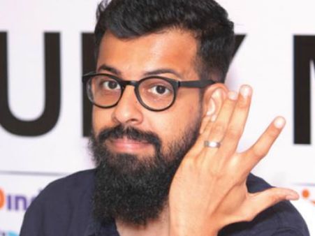 ദുല്‍ഖര്‍ സല്‍മാന്റെ സോളോ വിവാദങ്ങളിലേക്ക്, സംവിധായകന്‍ അറിയാതെയാണ് സിനിമയുടെ ക്ലൈമാക്‌സ് മാറ്റിയത്!