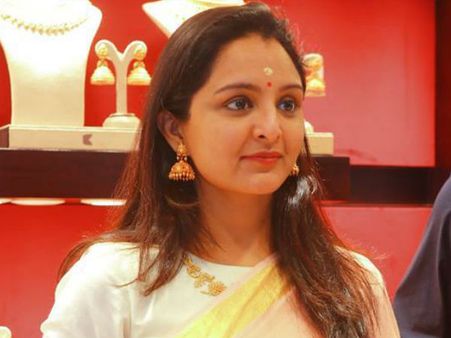 സുജാതയുടെ വിജയം ആരാധകര്‍ക്കൊപ്പം ആഘോഷിച്ച് മഞ്ജു വാര്യര്‍.. ഇത് ദിലീപിനുള്ള വെല്ലുവിളിയോ???