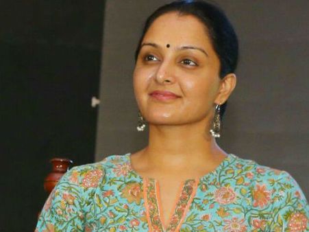 പൊതുവേദിയില്‍ സാരി വലിച്ചു കീറി മഞ്ജു വാര്യര്‍.. ഞെട്ടലോടെ പ്രേക്ഷകര്‍.. പിന്നീട് നടന്നത്!