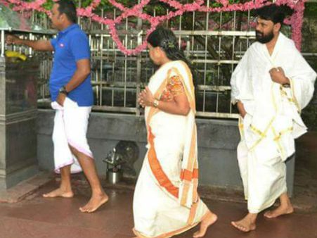 ജയിലില്‍ കിടന്നപ്പോഴുള്ള നേര്‍ച്ചയാണോ.. ദിലീപ് ഗുരുവായൂര്‍ ക്ഷേത്രത്തിലും ദര്‍ശനം നടത്തി, കൂടെ ആര്?