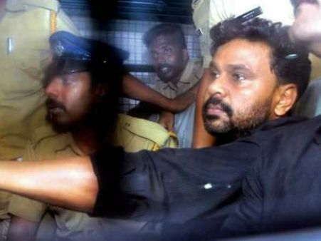 ദിലീപിന് ജാമ്യം കിട്ടി, രാമലീല കാണാന്‍ എപ്പോള്‍ തിയേറ്ററില്‍ പോവും?