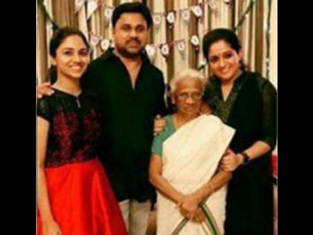ദിലീപ് ഇനി കാവ്യയ്ക്കും മീനാക്ഷിക്കുമൊപ്പം നില്‍ക്കട്ടെ, അമിതാവേശം അരുത്! മുന്നറിയിപ്പുമായി ഫാന്‍സ്