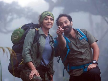 ബാഗും തൂക്കി ഫഹദും മംമ്തയും എങ്ങോട്ടാ? ചിത്രം വൈറലാവുന്നു!