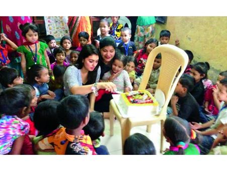 തെന്നിന്ത്യന്‍ താരസുന്ദരി ഹന്‍സിക ദത്തെടുത്ത കുട്ടികളുടെ എണ്ണം കേട്ടാല്‍ ആരും ഒന്ന് അതിശയിച്ച് പോവും