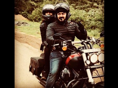 ബുള്ളറ്റില്‍ ഒരു യാത്ര അതും ഊട്ടിയിലേക്ക്! താരദമ്പതികളുടെ ക്യൂട്ട് ചിത്രം വൈറലായതിന് കാരണം ഇതാണ്!!!