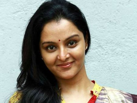 മഞ്ജു വാര്യരും കേക്ക് മുറിച്ച് ആഘോഷിച്ചു, ദിലീപ് പുറത്തിറങ്ങിയതിന്റെ സന്തോഷമാണോ..?