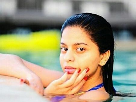 ബോളിവുഡിലെ താരപുത്രി ഗ്ലാമര്‍ നടിയാവാനുള്ള ശ്രമമാണ്! ഇത്തവണ സ്വിം സ്യൂട്ടിലുള്ള ഗ്ലാമര്‍ ചിത്രമാണ്!!