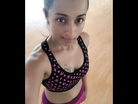 മാറിടത്തിലെ ടാറ്റു വരെ കാണാം, വര്‍ക്കൗട്ട് ചെയ്യുന്നിടത്ത് നിന്ന് തൃഷയുടെ ഹോട്ട് സെല്‍ഫി വൈറലാകുന്നു