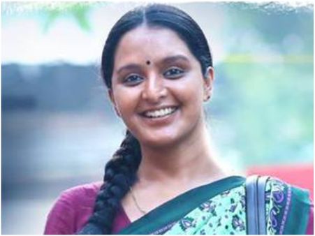 മഞ്ജുവിന്റെ സുജാതയ്‌ക്കെതിരെ പരാതി; വിവാദമാക്കി സിനിമ വിജയിപ്പിക്കാനുള്ള സൈക്കോളജിക്കല്‍ മൂവാണോ?