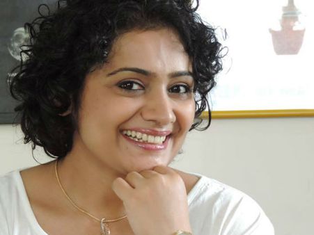 മിലിന്ദുമായുള്ള ലിപ് ലോക്കിനിടയില്‍ ചുണ്ടുകള്‍ മരവിച്ച് പോയിരുന്നു.. മോഹന്‍ലാലിന്‍റെ നായിക പറയുന്നത്