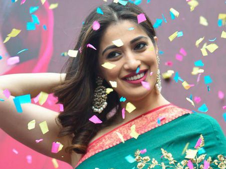 ജൂലി ടു കഴിഞ്ഞു, ലക്ഷ്മി റായി തുണിയുടുത്തു.. അല്ലെങ്കിലും മലയാളത്തിന് അത് പറ്റില്ലല്ലോ...