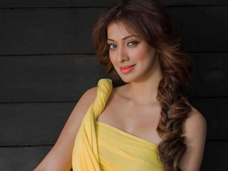 അത്രയ്ക്കും അശ്ശീലമായി പോയോ? തന്റെ സിനിമ കാണാന്‍ കുടുംബ പ്രേക്ഷകര്‍ മടിക്കുന്നെന്ന് റായി ലക്ഷ്മി!!