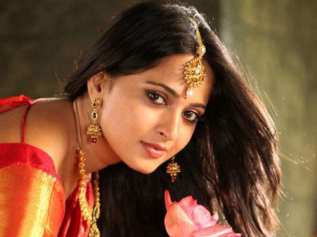 ഉമ്മിണിത്തങ്കയായി അനുഷ്‌ക? മാര്‍ത്താണ്ഡവര്‍മ്മയിലെ നായികയായി മലയാളത്തിലേക്ക് എത്തുമോ?