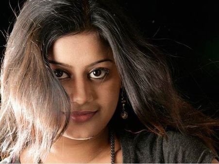 മോഹന്‍ലാലിന്‍റെ മകള്‍ക്ക് സിനിമയില്‍ ഭാവിയില്ലേ? ഒന്നും അങ്ങോട്ട് ശരിയാവുന്നില്ലല്ലോ?