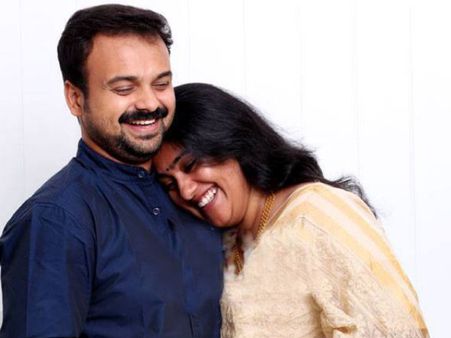 ഭാര്യയ്ക്ക് വേണ്ടി ചാക്കോച്ചനൊരു പാട്ട് പാടി! ഇങ്ങനെ ഒരു സര്‍പ്രൈസ് ആരും പ്രതീക്ഷിച്ചിട്ടുണ്ടാവില്ല