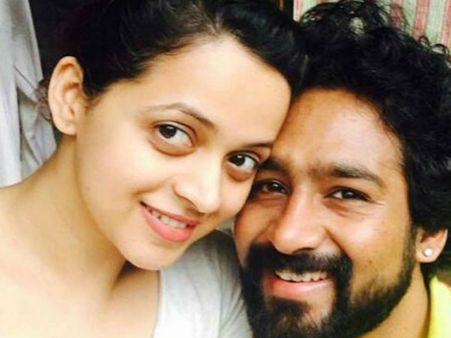 പ്രണയാതുരമായി ഭാവനയും നവീനും.. ശരിക്കും മെയ്ഡ് ഫോര്‍ ഈച്ച് അദര്‍.. ചിത്രം വൈറലാവുന്നു!