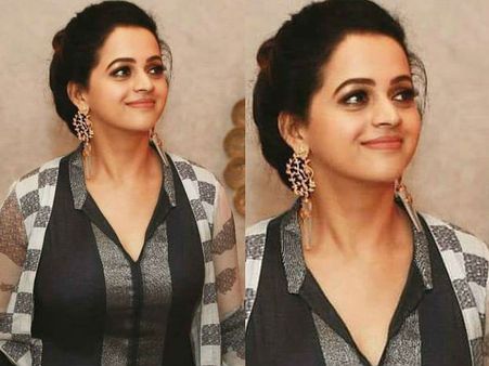 ഇതൊരു കൃത്രിമമായ ചിരിയാണ്.. പക്ഷെ എല്ലാ വേദനകളുമുണ്ട്; ഭാവനയുടെ പുതിയ ചിത്രം വൈറലാകുന്നു!