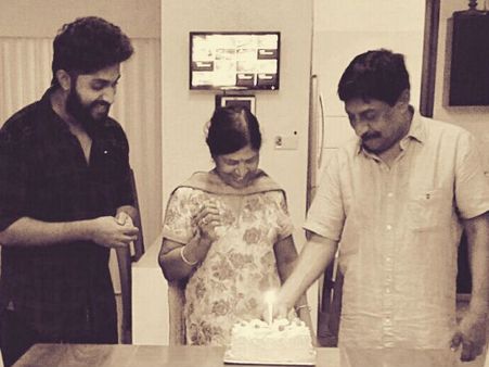 ശ്രീനിവാസനെയും മക്കളെയും കാണാന്‍ വരുന്നവരെ തിരിച്ചയക്കാന്‍ ഭാര്യ വിമല പറയുന്ന പച്ചക്കള്ളം!!