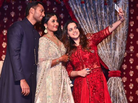 ലാലിന്റെ മകളുടെ വിവാഹ നിശ്ചയം കഴിഞ്ഞു, ചടങ്ങില്‍ തിളങ്ങിയത് ഭാവന.. ചിത്രങ്ങള്‍ കാണൂ...