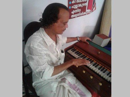 പാട്ടു മൂളുന്നവര്‍ അറിയുന്നില്ല, ആയിരം പാട്ടുകള്‍ എഴുതിയ നളിനാക്ഷന്‍ കണ്ണൂക്കരയെ!!