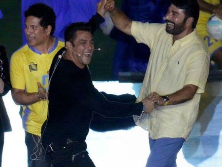 മമ്മൂട്ടി മാനം കാത്തു.. മാറി നിന്നില്ല.. സല്‍മാന്‍ ഖാനൊപ്പം ഡാന്‍സ് കളിക്കുന്ന വീഡിയോ വൈറലാകുന്നു