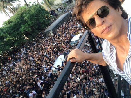 കിങ് ഖാന്റെ പിറന്നാള്‍ ആഘോഷിക്കാനെത്തിയവര്‍ക്ക് കിട്ടിയത് മുട്ടന്‍ പണി! ഷാരുഖ് ഇതൊക്കെ അറിയുന്നുണ്ടോ