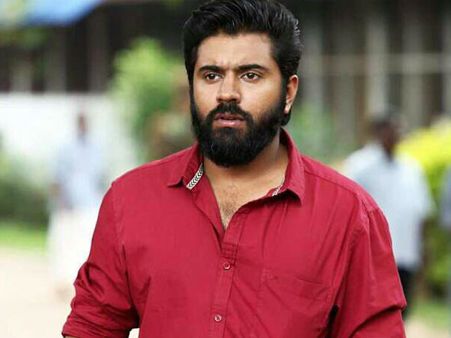 നിവിന്‍ പോളിയെ ദുല്‍ഖര്‍ സല്‍മാനാക്കിയത് അവതാരകയുടെ അബദ്ധമാണോ? എന്തായാലും വീഡിയോ വൈറലായി