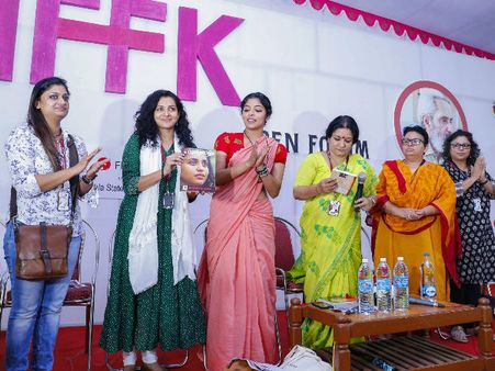 വനിതാ സംഘടനയുടെ ആരംഭകാലത്ത് അംഗമായി സുരഭിയുണ്ടായിരുന്നു, പിന്നെന്ത് സംഭവിച്ചു?