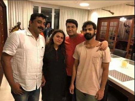 സണ്‍ഗ്ലാസില്ലാതെ മോഹന്‍ലാല്‍ ഒപ്പം പ്രണവും സുചിത്രയും, വെക്കേഷന്‍ ആഘോഷത്തിലാണ്, ചിത്രങ്ങള്‍ കാണൂ!