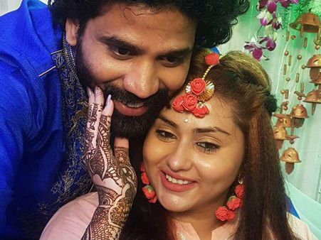 വീര്‍ കല്യാണം കഴിക്കുമോ എന്ന് ചോദിച്ചപ്പോള്‍ പൊട്ടിക്കരഞ്ഞുപോയി എന്ന് നമിത...?
