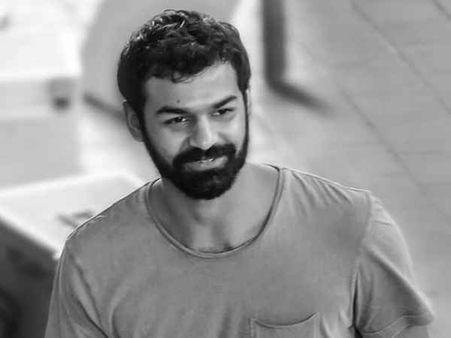 ഓഖി വരുന്നതൊന്നും പ്രണവ് അറിഞ്ഞില്ലേ, കടല്‍ തീരത്ത് കൂടെ താരപുത്രന്റെ നടത്തം!!