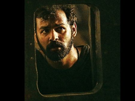 പ്രണവ് മോഹന്‍ലാല്‍ ആരെയാണ് ഇത്രയധികം ഭയക്കുന്നത്? കുതിച്ച് പൊങ്ങാനുള്ള പമ്മലാണെന്ന് ആരാധകര്‍!!!