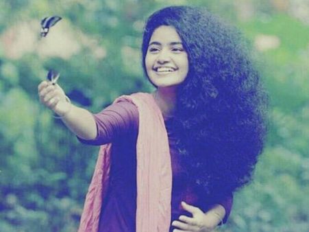 പ്രേമത്തിലെ ചുരുളന്‍ മുടിക്കാരി മേരി, ഞെട്ടിക്കുന്ന പുതിയ മേക്ക് ഓവര്‍! കൗതുകം ലേശം കൂടിപ്പോയോ?