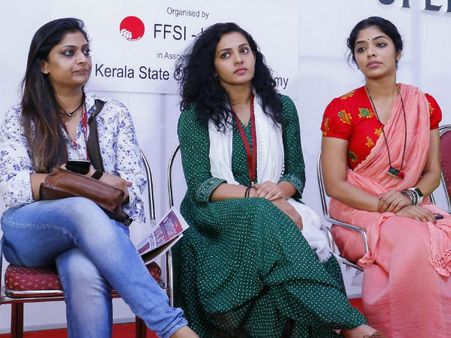 മമ്മൂട്ടിയ്ക്കിട്ട് പണിത അതേ വേദിയില്‍ പാര്‍വ്വതിയ്ക്കും റിമയ്ക്കും ഗീതുവിനും കിട്ടയപണി, വീഡിയോ കാണൂ