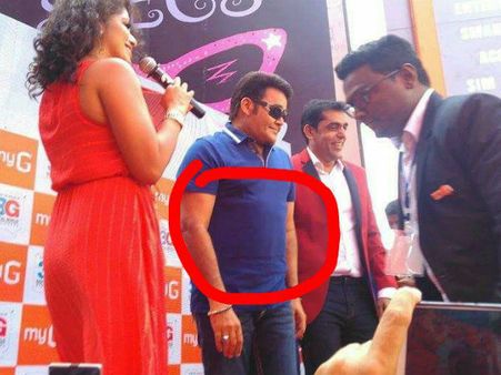 മോഹന്‍ലാല്‍ ആളെ പറ്റിച്ചു, തടി കുറച്ചതല്ല, സ്ലിം ബെല്‍റ്റ് ഇട്ടതാണ്, ഇത് കണ്ടോ; അപ്പോ മമ്മൂട്ടിയോ?