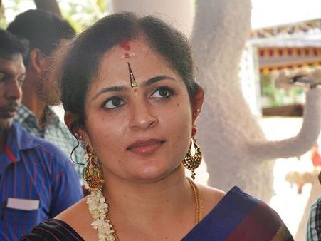 ആനിയുടെ അടുക്കളയിലേക്ക് ഉപ്പും മുളകും നല്‍കാനായി നിഷാ ശാരംഗ് എത്തി, ഇത് കണ്ട് നോക്കൂ!