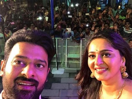 അനുഷ്‌ക ഷെട്ടിയെക്കുറിച്ച് ചോദിച്ചപ്പോള്‍ പ്രഭാസിന്റെ പ്രതികരണം, എല്ലാം വ്യക്തമാക്കുന്നു!
