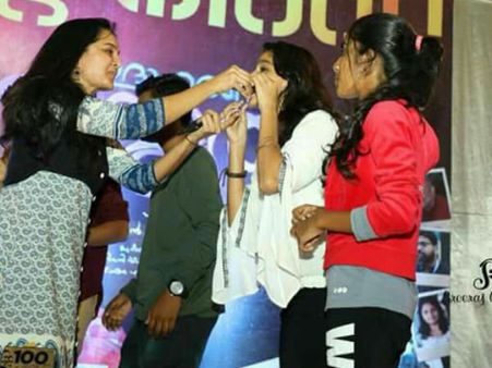 സുജാത 100 പിന്നിട്ടു, വ്യത്യസ്തമായ ആഘോഷവുമായി മഞ്ജു വാര്യരും സംഘവും,ചിത്രങ്ങള്‍ വൈറല്‍!