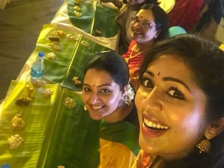 സദ്യയ്ക്കിടയിലെ സെല്‍ഫി, രമ്യ നമ്പീശന്‍റെ പാട്ട്, ഇവര്‍ ശരിക്കും ആഘോഷിക്കുകയായിരുന്നു!