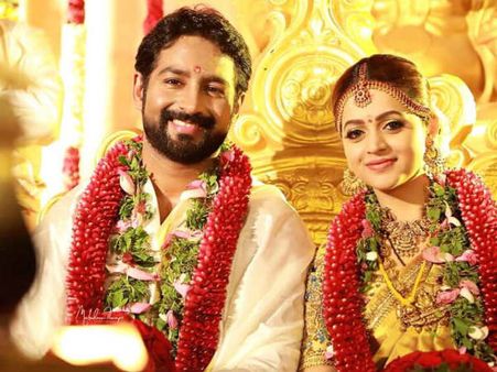 ഭാവനയ്ക്കും നവീനും ആശംസ നേര്‍ന്ന് പൃഥ്വിരാജ്, കുഞ്ഞനുജത്തിയെ അനുഗ്രഹിച്ച് സിദ്ദിഖ്, കാണൂ!