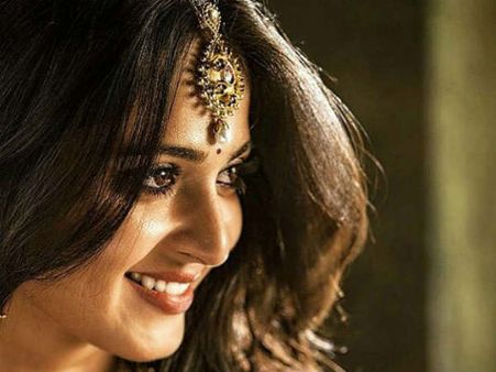 ബാഗമതി ഒരു സംഭവം തന്നെ! ഹോട്ട് ലുക്കിലും ഹൊറർ ലുക്കിലും അനുഷ്കയുടെ നൃത്തം! വീഡിയോ കാണാം...