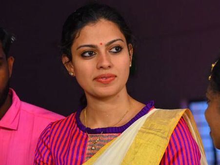 അനുശ്രീ ലൊക്കേഷനില്‍ ദോശ ചുടുന്ന ചിത്രങ്ങള്‍ വൈറലായിരുന്നു