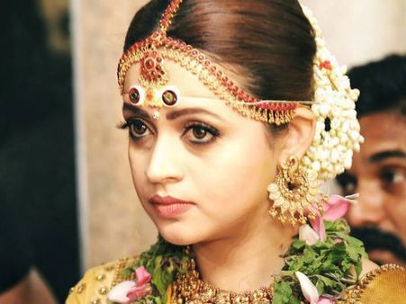 വിവാഹത്തിരക്കിനിടെ മൈക്കുമായി വന്ന മാധ്യമപ്രവര്‍ത്തകനോട് ഭാവന പറഞ്ഞു, നന്ദി!!