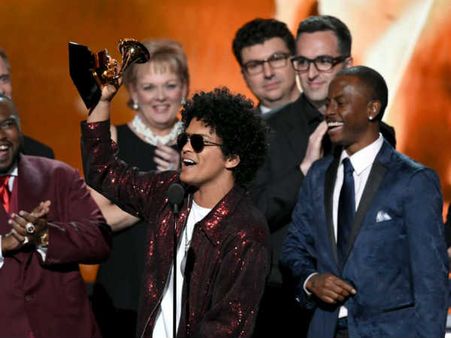 ഗ്രാമിയിൽ മിന്നിത്തിളങ്ങി ബ്രൂണോ മഴ്സ് ! മികച്ച ഗാനം, ആല്‍ബത്തിനടക്കം അഞ്ച് പുരസ്‌കാരങ്ങള്‍...